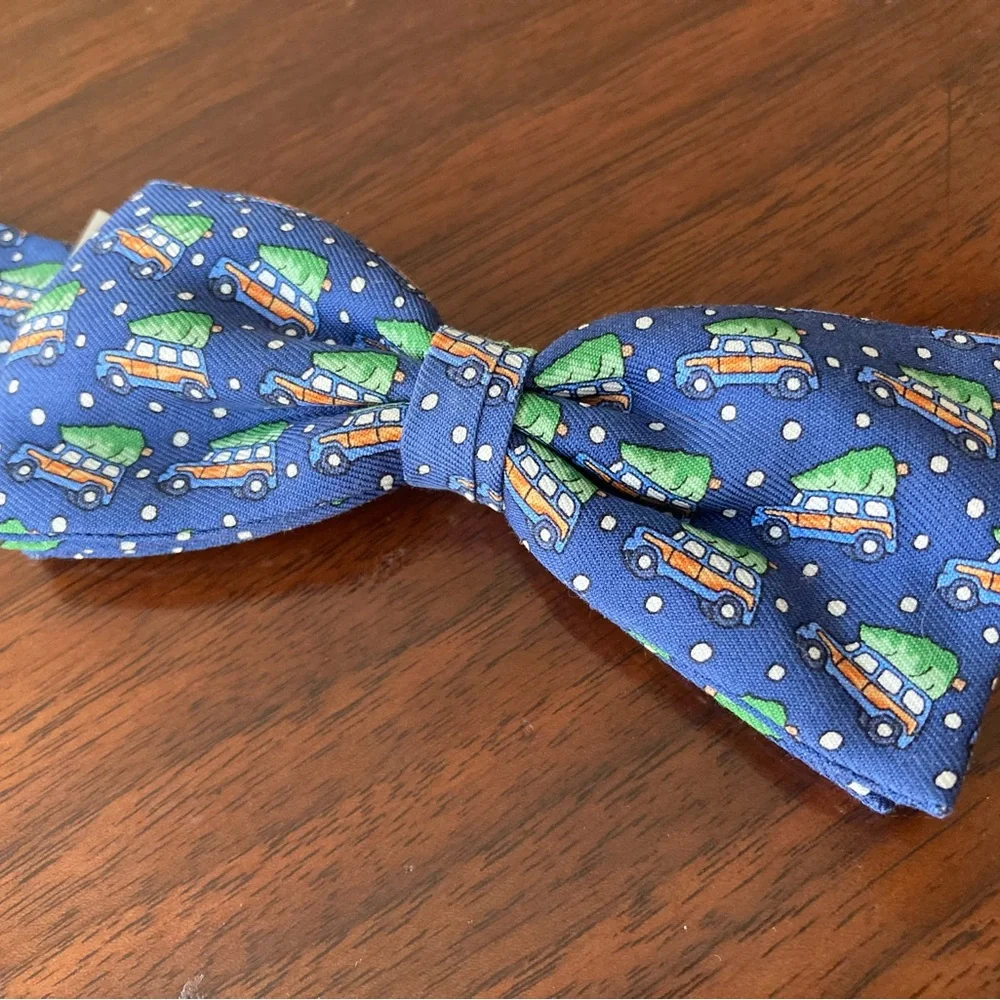 Vineyard Vines Bow Tie with Woody and Tree Design